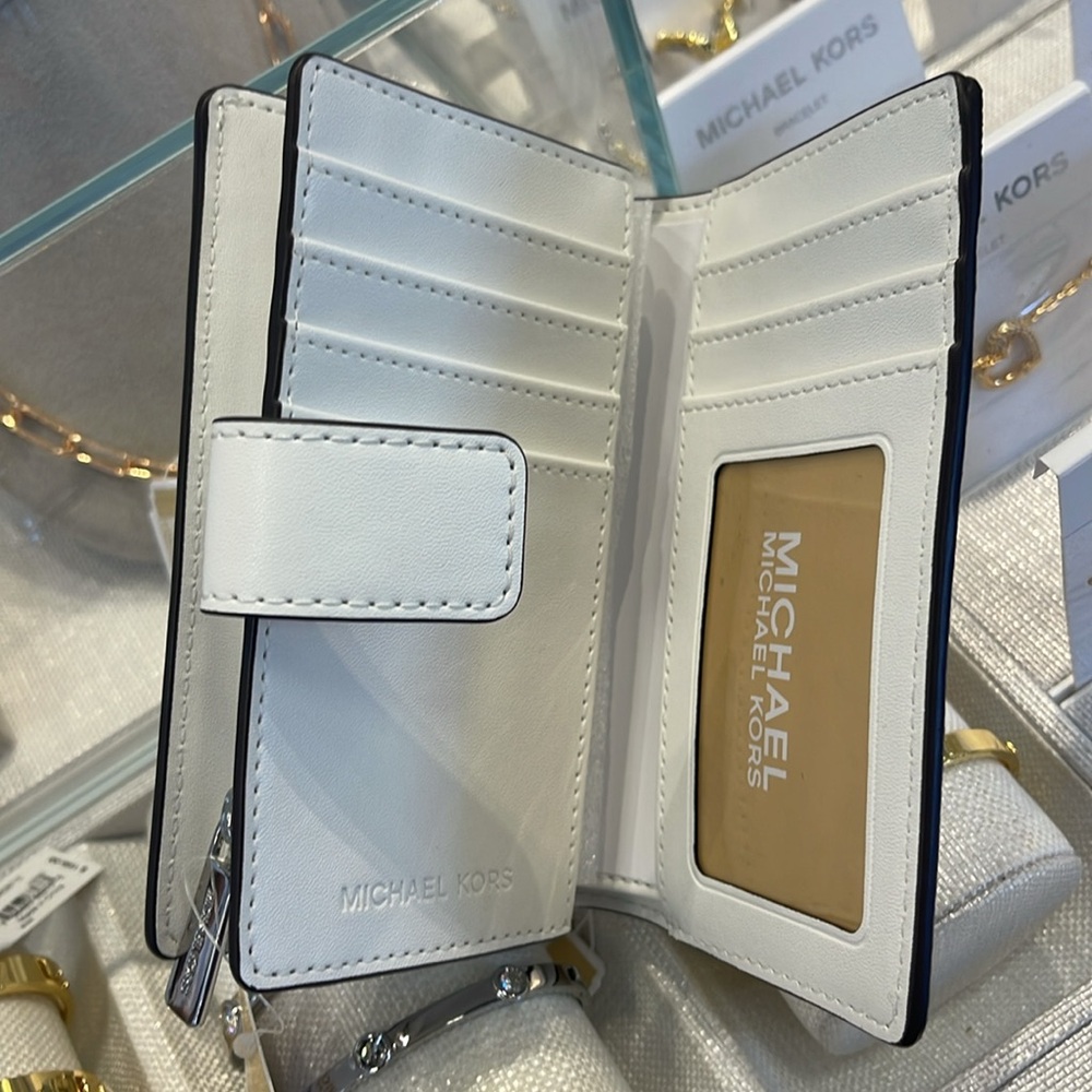 Michael Kors Jet Set Travel Md Printed Signature Logo Bi-Fold Wallet
Optic White - Picture 10 of 16